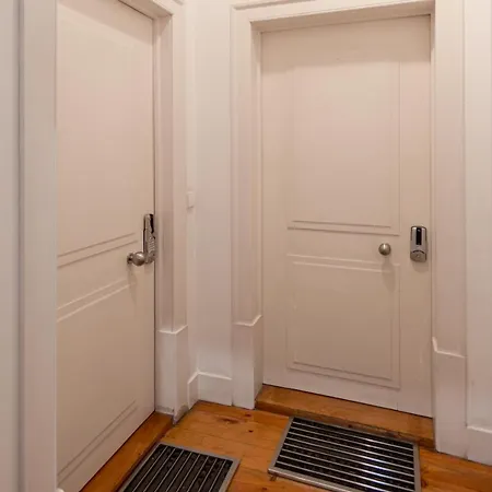 Chic 1-bedroom In Cais Do Sodre - Modern And Лиссабон