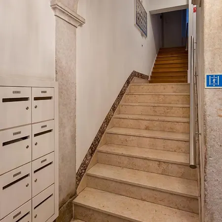 Lejlighed Chic 1-bedroom In Cais Do Sodre - Modern And Lisboa