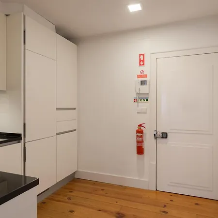Chic 1-bedroom In Cais Do Sodre - Modern And 리스본