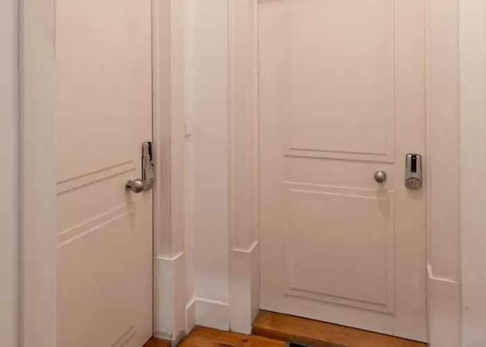 Chic 1-bedroom In Cais Do Sodre - Modern And Lisboa